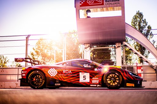 #5 - Optimum Motorsport - Charles FAGG - Sam DE HAAN - Dean MACDONALD - McLaren 720S GT3 EVO - GOLD, FGTWC
 | © SRO - TWENTY-ONE CREATION | Jules Benichou